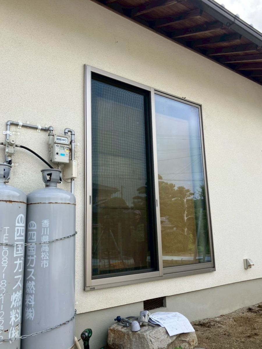 さぬきトーヨー住器の【高松市】LIXIL電動採風シャッターで台風対策と快適さを両立の施工前の写真1