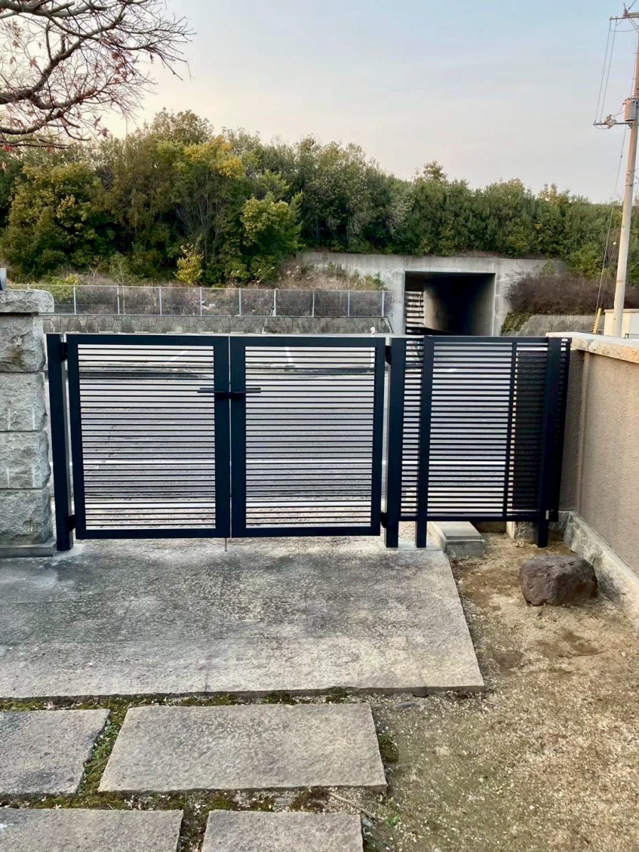 さぬきトーヨー住器の【丸亀市】落ち着いた雰囲気の門まわりにリフォーム／LIXIL門扉ABの施工後の写真1