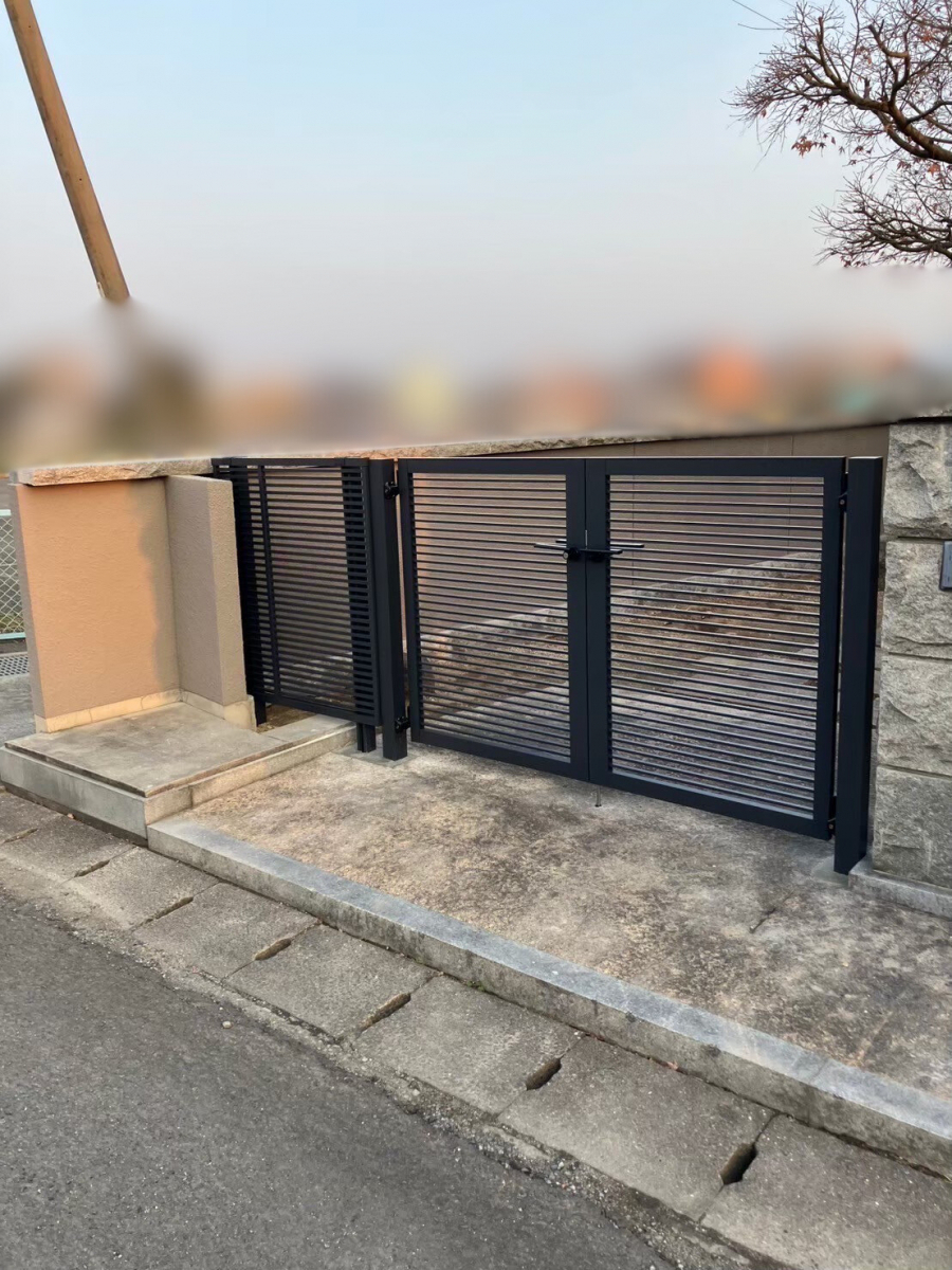 さぬきトーヨー住器の【丸亀市】落ち着いた雰囲気の門まわりにリフォーム／LIXIL門扉ABの施工後の写真2