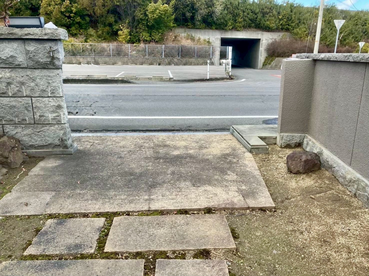 さぬきトーヨー住器の【丸亀市】落ち着いた雰囲気の門まわりにリフォーム／LIXIL門扉ABの施工前の写真1