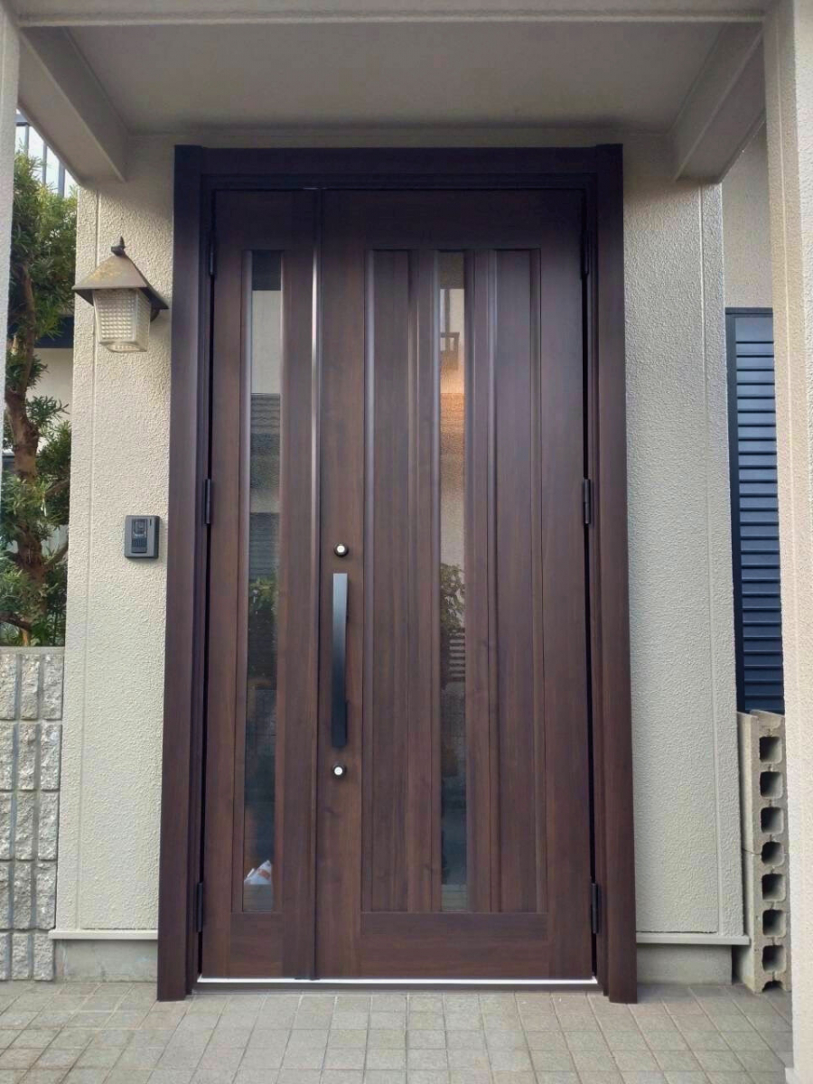 さぬきトーヨー住器の【高松市】ランマをなくしてスッキリ。今っぽい印象の玄関にの施工後の写真1