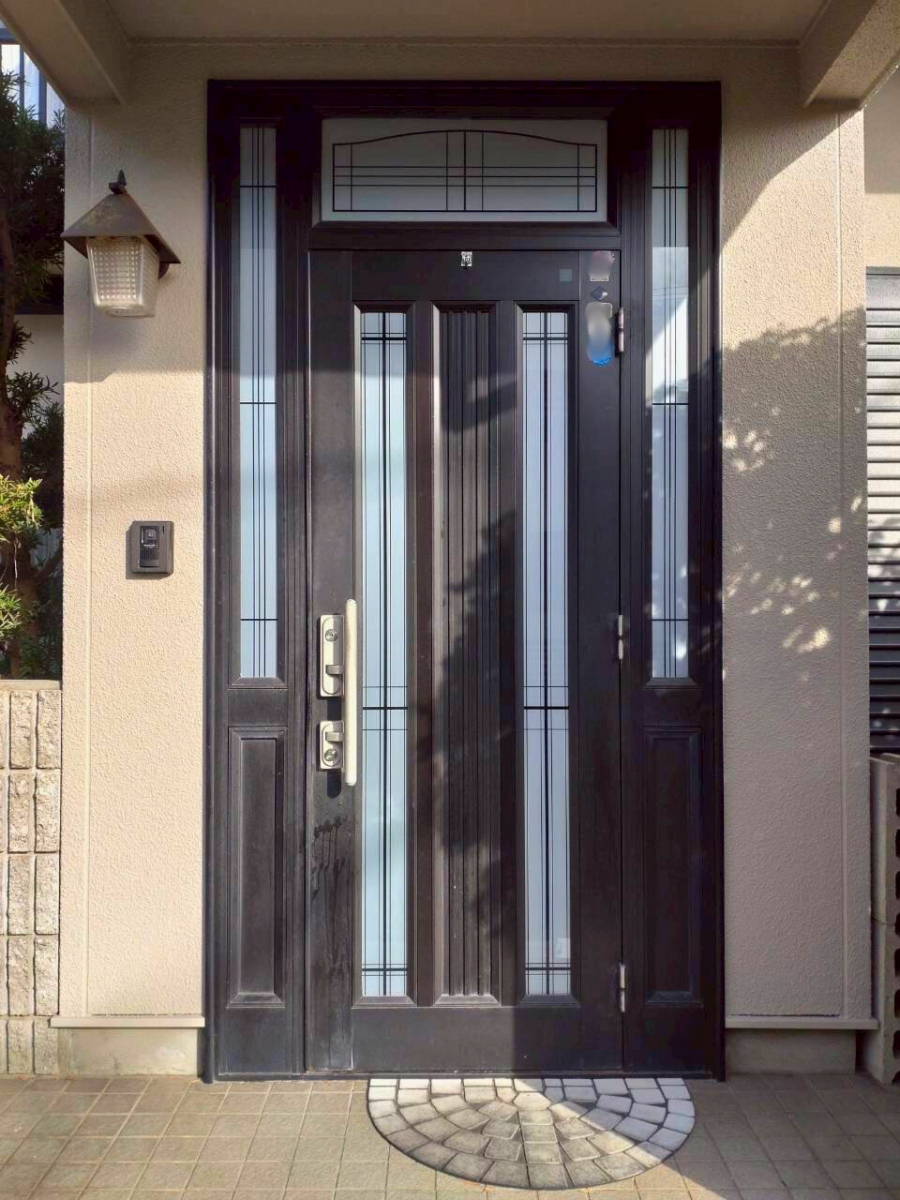 さぬきトーヨー住器の【高松市】ランマをなくしてスッキリ。今っぽい印象の玄関にの施工前の写真1