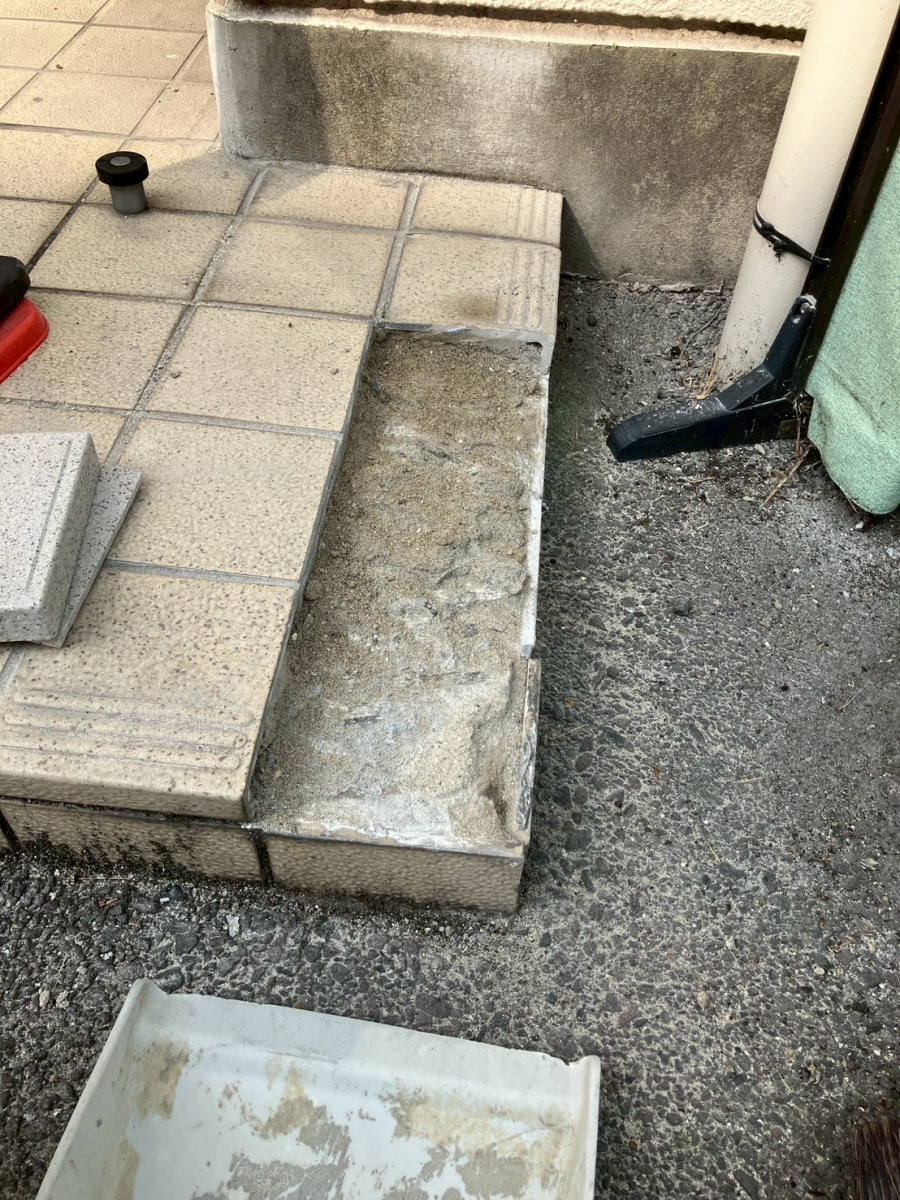 さぬきトーヨー住器の【高松市】某施設タイル補修工事施工例の施工前の写真1