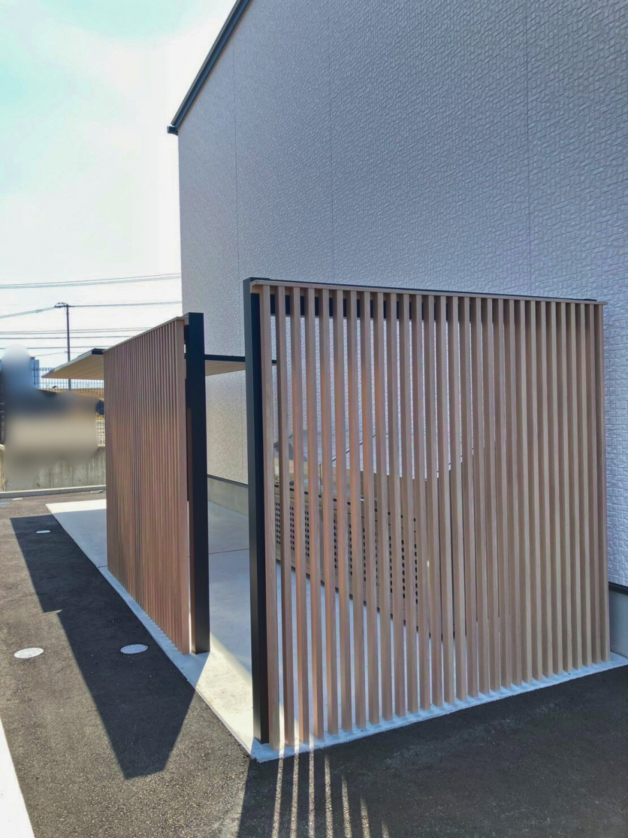 さぬきトーヨー住器の【丸亀市】アパート共有部の屋根・目隠し工事｜カーポートSCミニ＆Gスクリーン外付けタイプの施工後の写真1