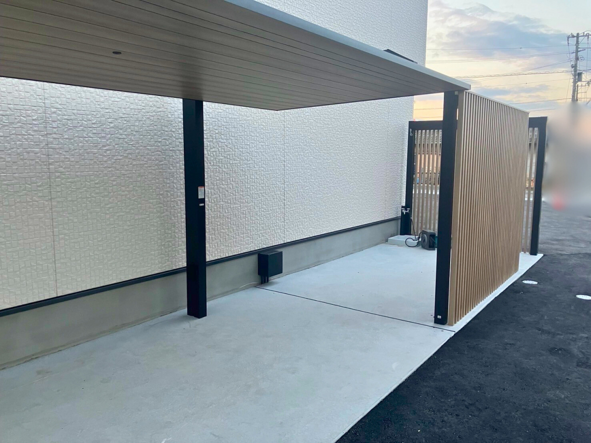 さぬきトーヨー住器の【丸亀市】アパート共有部の屋根・目隠し工事｜カーポートSCミニ＆Gスクリーン外付けタイプの施工後の写真2