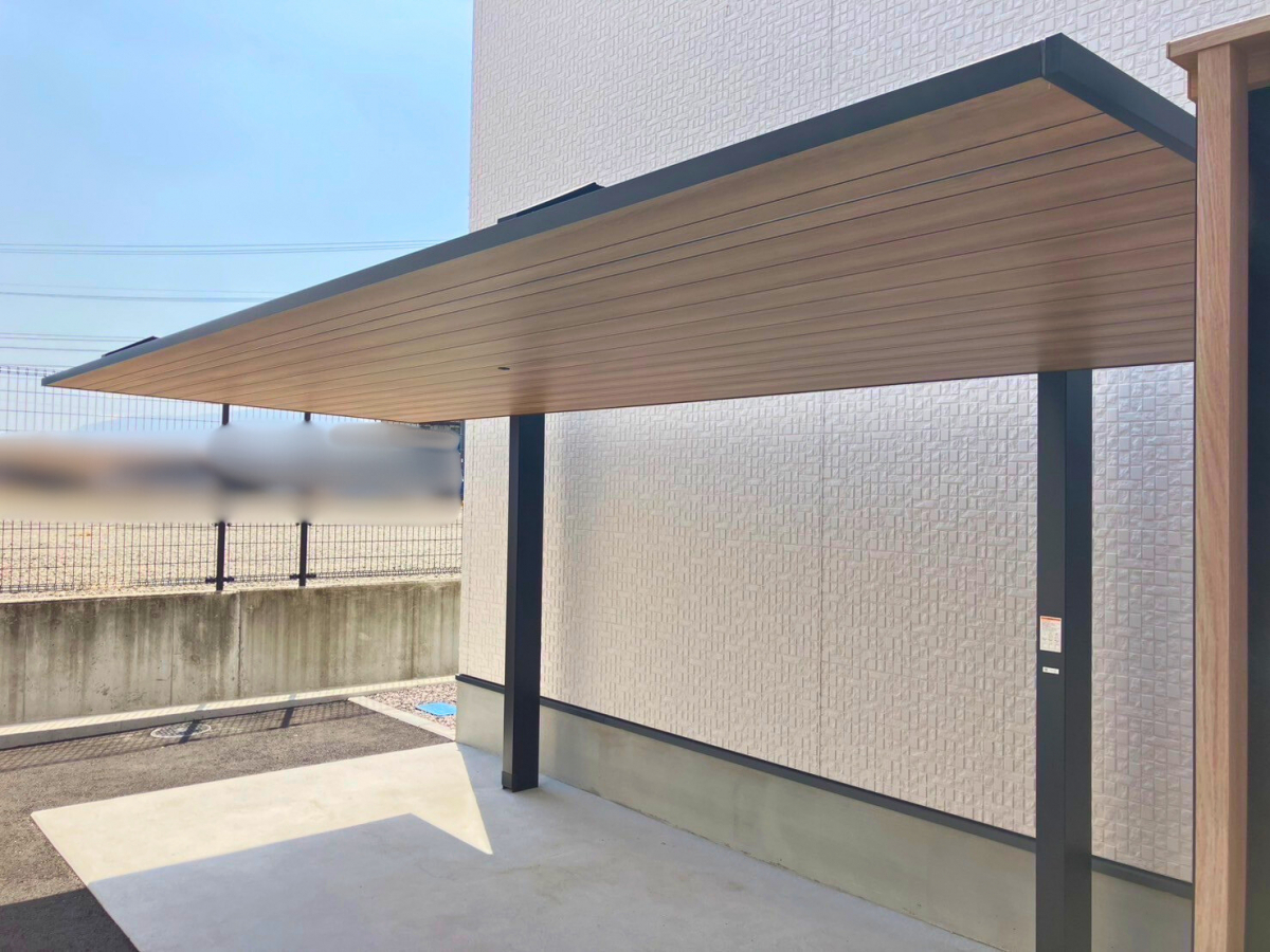 さぬきトーヨー住器の【丸亀市】アパート共有部の屋根・目隠し工事｜カーポートSCミニ＆Gスクリーン外付けタイプの施工前の写真1