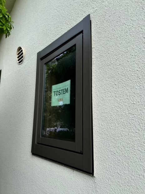 さぬきトーヨー住器の【高松市 窓リノベ】ルーバー窓をLIXILリプラスの「縦すべり窓」へ！機能と断熱性が大幅アップの施工後の写真1