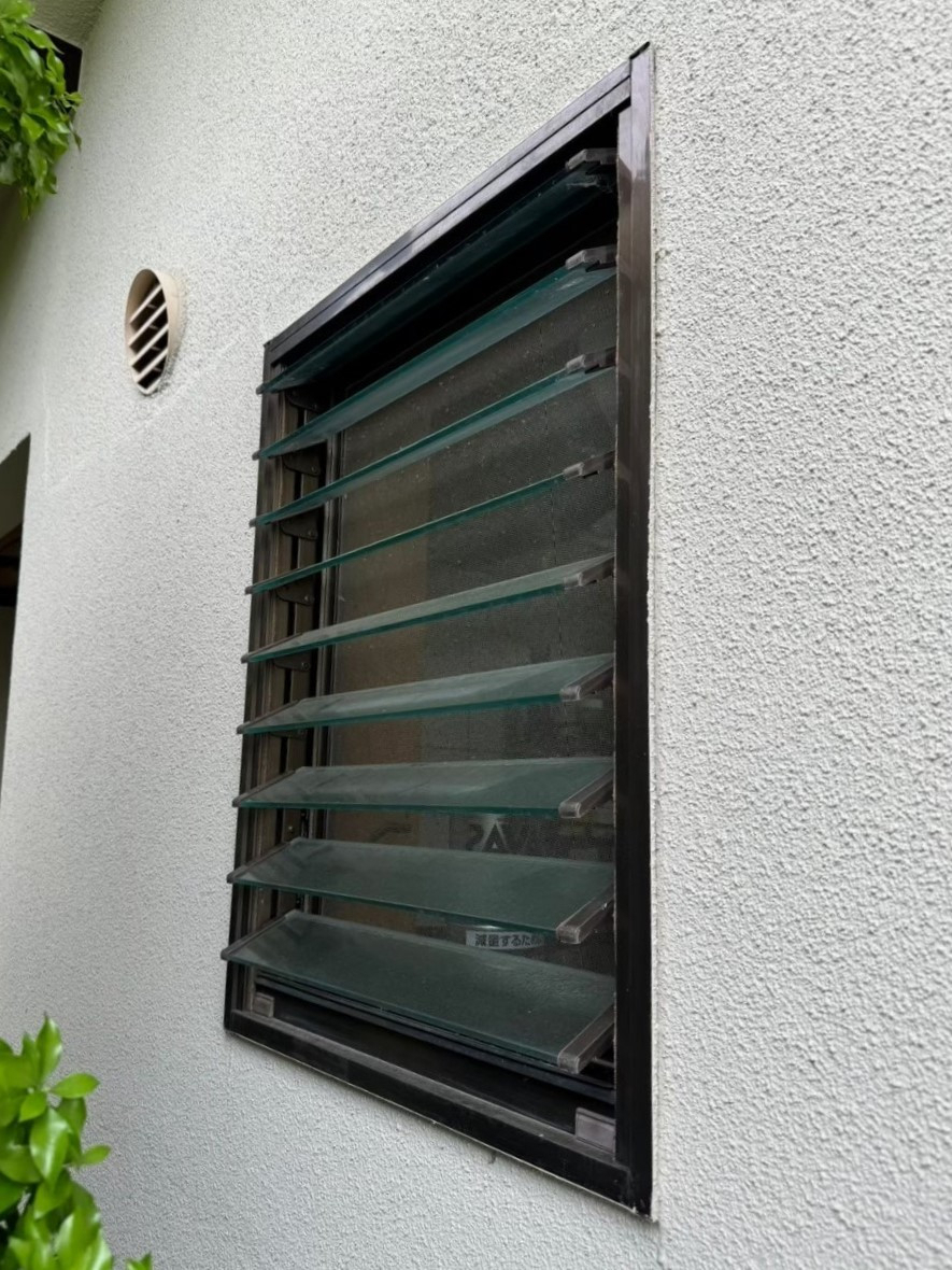 さぬきトーヨー住器の【高松市 窓リノベ】ルーバー窓をLIXILリプラスの「縦すべり窓」へ！機能と断熱性が大幅アップの施工前の写真1