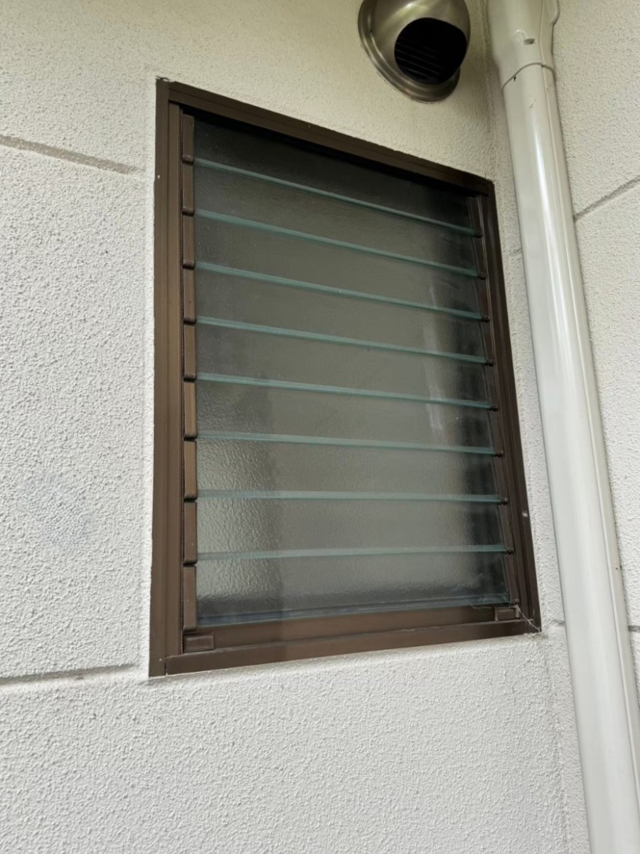 さぬきトーヨー住器の【高松市 窓リノベ】ルーバー窓をLIXILリプラスの「縦すべり窓」へ！機能と断熱性が大幅アップの施工前の写真2