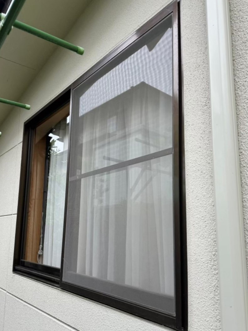 さぬきトーヨー住器の【高松市 窓リノベ】ルーバー窓をLIXILリプラスの「縦すべり窓」へ！機能と断熱性が大幅アップの施工前の写真3