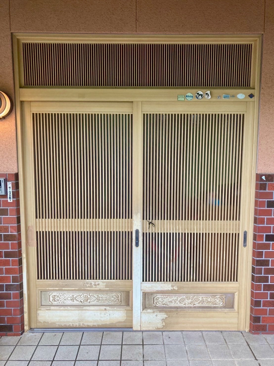 さぬきトーヨー住器の【高松市】玄関引戸をリシェントへ。住まいの表情が明るく生まれ変わりましたの施工前の写真1