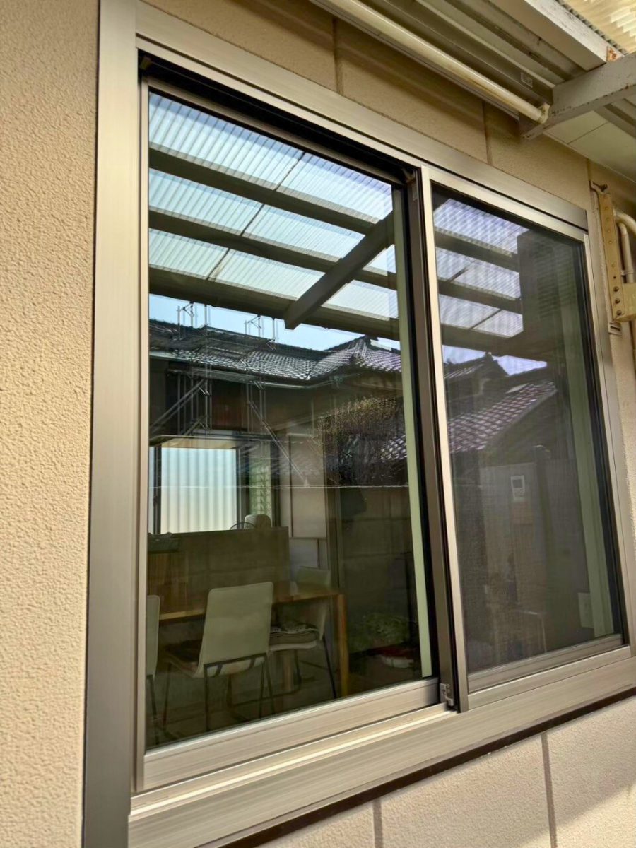 さぬきトーヨー住器の【さぬき市 LDK断熱化】窓と勝手口ドアをまとめてリフォーム！冬の寒さと防犯対策の施工後の写真1