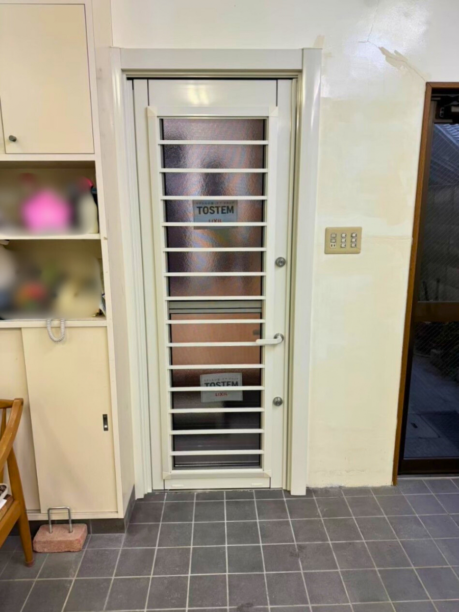 さぬきトーヨー住器の【さぬき市 LDK断熱化】窓と勝手口ドアをまとめてリフォーム！冬の寒さと防犯対策の施工後の写真2