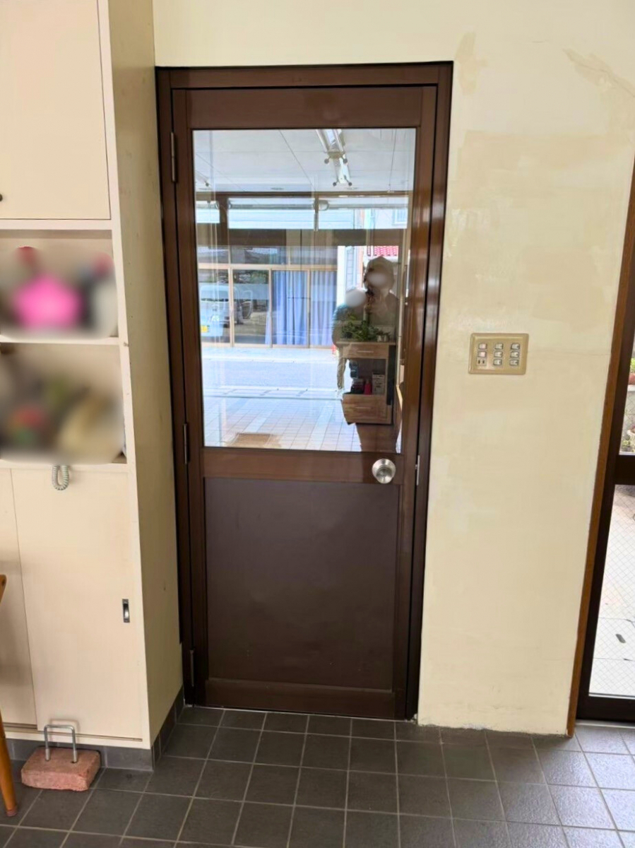 さぬきトーヨー住器の【さぬき市 LDK断熱化】窓と勝手口ドアをまとめてリフォーム！冬の寒さと防犯対策の施工前の写真2