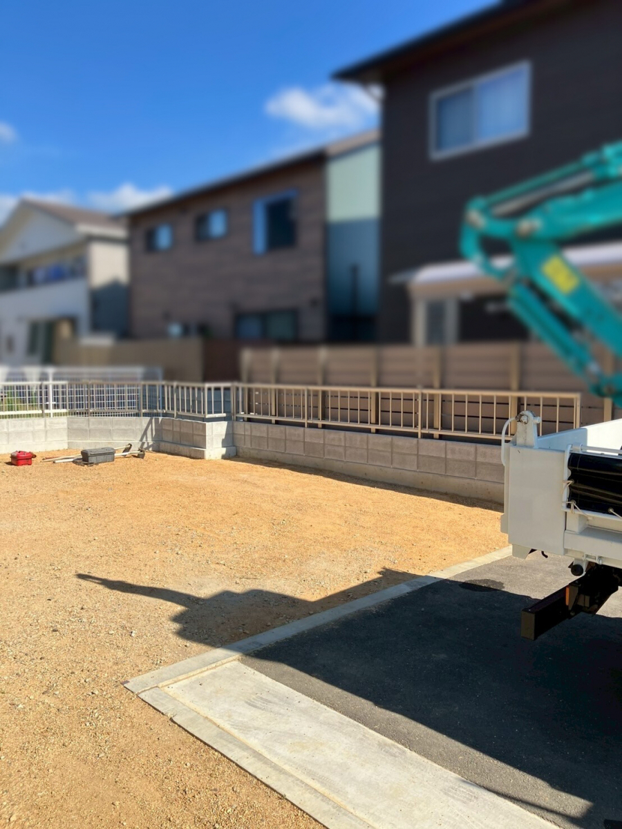 さぬきトーヨー住器の【高松市 新築外構】ハイエースも楽々！LIXILフーゴF ロング柱と土間コン工事の施工前の写真1
