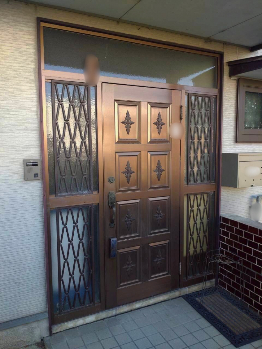 さぬきトーヨー住器の【善通寺市】玄関ドアを「開き戸」から「引戸」へ快適リフォームの施工前の写真1