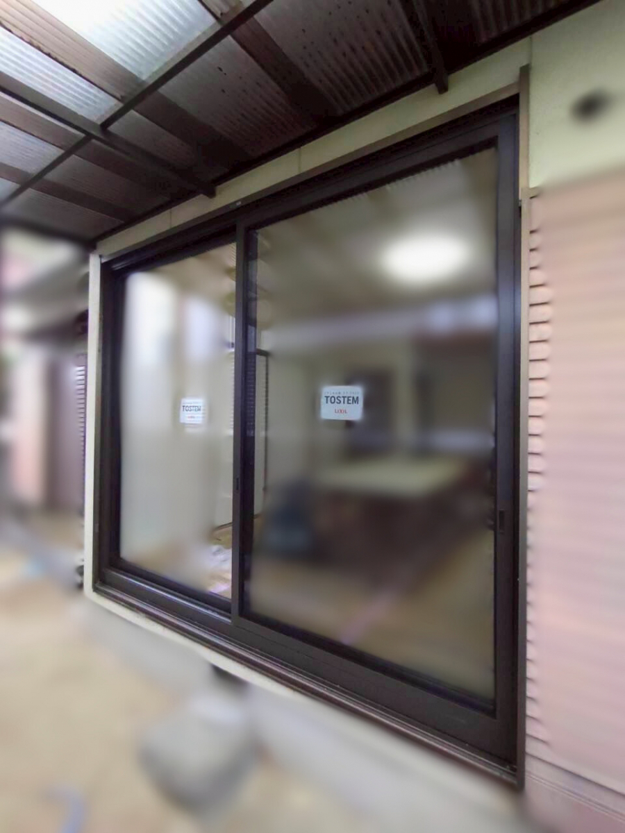 さぬきトーヨー住器の【高松市】ランマ付4枚建てをスッキリ2枚建てへ。LIXILリプラスで1日リフォームの施工後の写真1