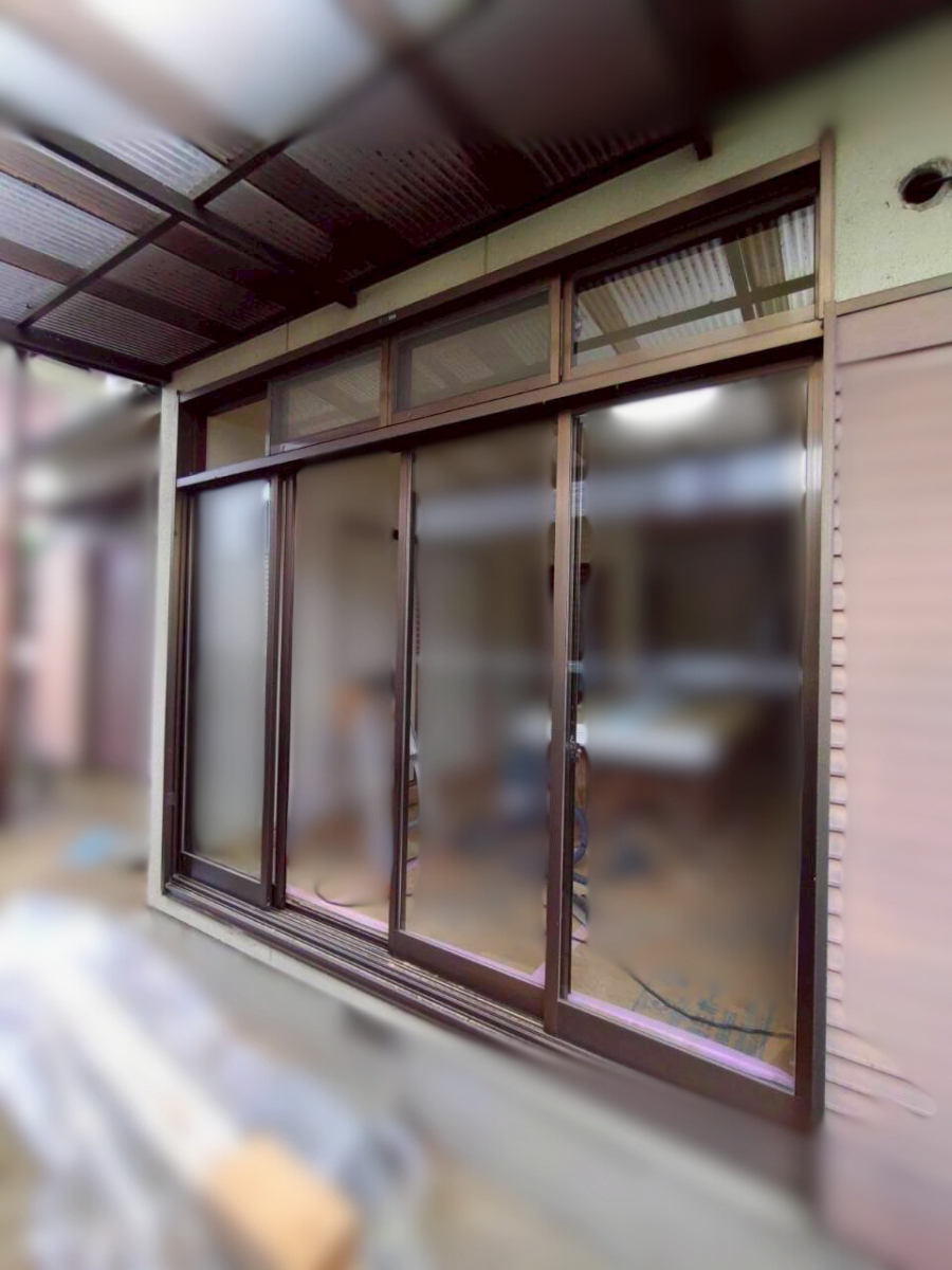 さぬきトーヨー住器の【高松市】ランマ付4枚建てをスッキリ2枚建てへ。LIXILリプラスで1日リフォームの施工前の写真1