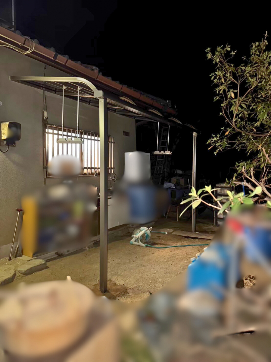 さぬきトーヨー住器の【高松市】テラス屋根設置工事 | LIXILスピーネで快適な物干しスペースを実現の施工後の写真1