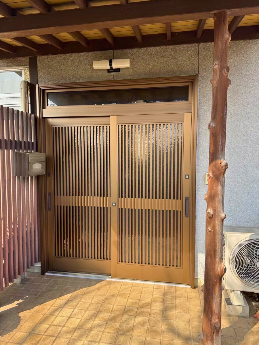 さぬきトーヨー住器の【高松市】色味そのまま意匠一新！リシェント玄関引戸で上質な玄関への施工後の写真1