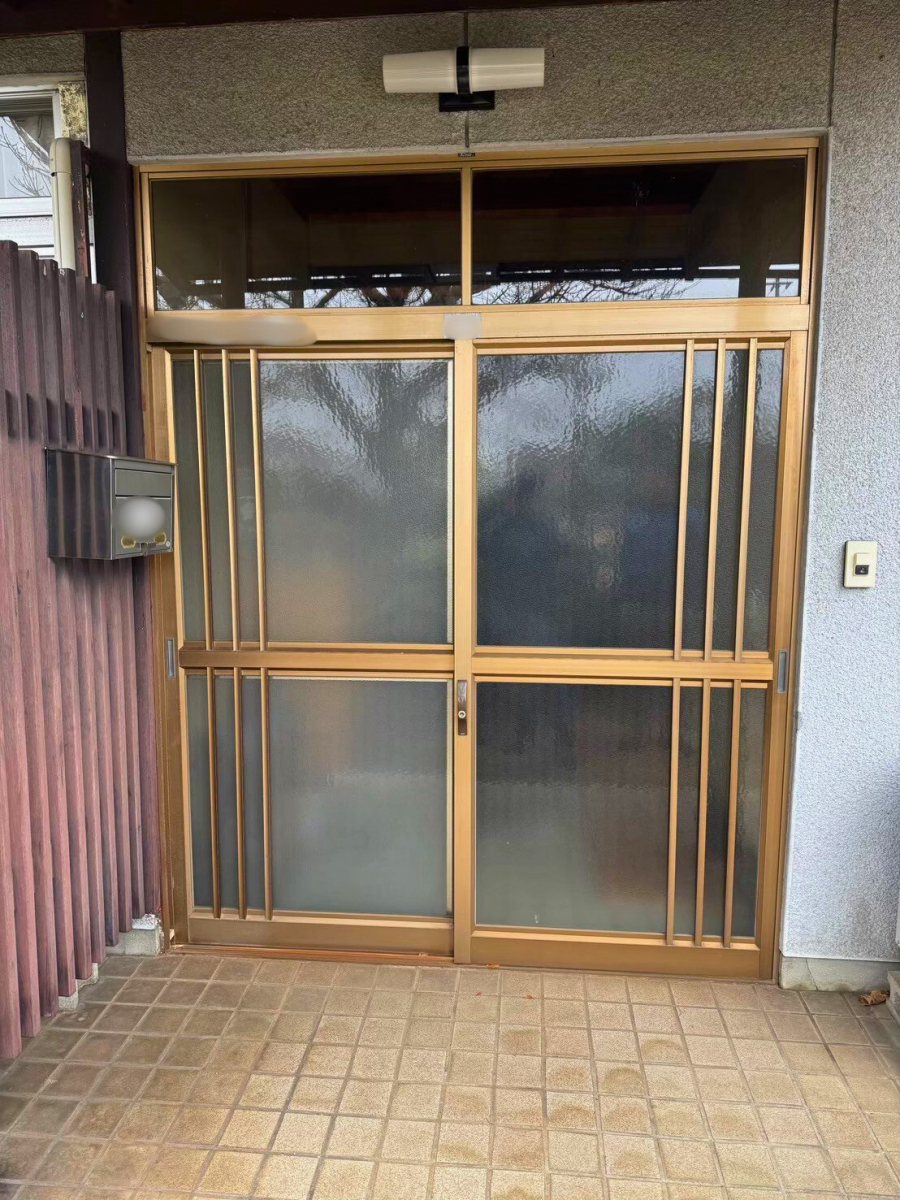 さぬきトーヨー住器の【高松市】色味そのまま意匠一新！リシェント玄関引戸で上質な玄関への施工前の写真1