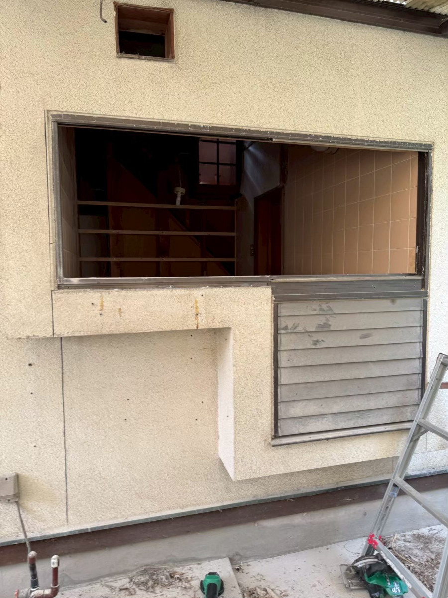 さぬきトーヨー住器の【高松市】浴室の窓を引違い窓へ交換 寒さ対策にもつながる窓リフォームの施工前の写真2