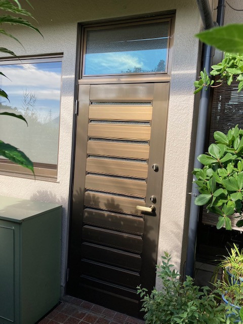 丸亀トーヨー リノベ・パートナーズの【玄関ドア工事】リシェント玄関ドア 1日で叶う最新リフォームの魅力の施工前の写真1