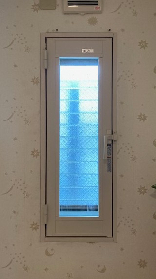 丸亀トーヨー リノベ・パートナーズの【内窓工事】トイレの「寒さ」を解消!LIXILインプラスで快適・安心リフォームの施工後の写真1