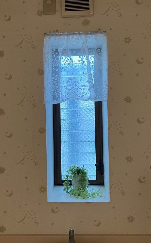 丸亀トーヨー リノベ・パートナーズの【内窓工事】トイレの「寒さ」を解消!LIXILインプラスで快適・安心リフォームの施工前の写真1