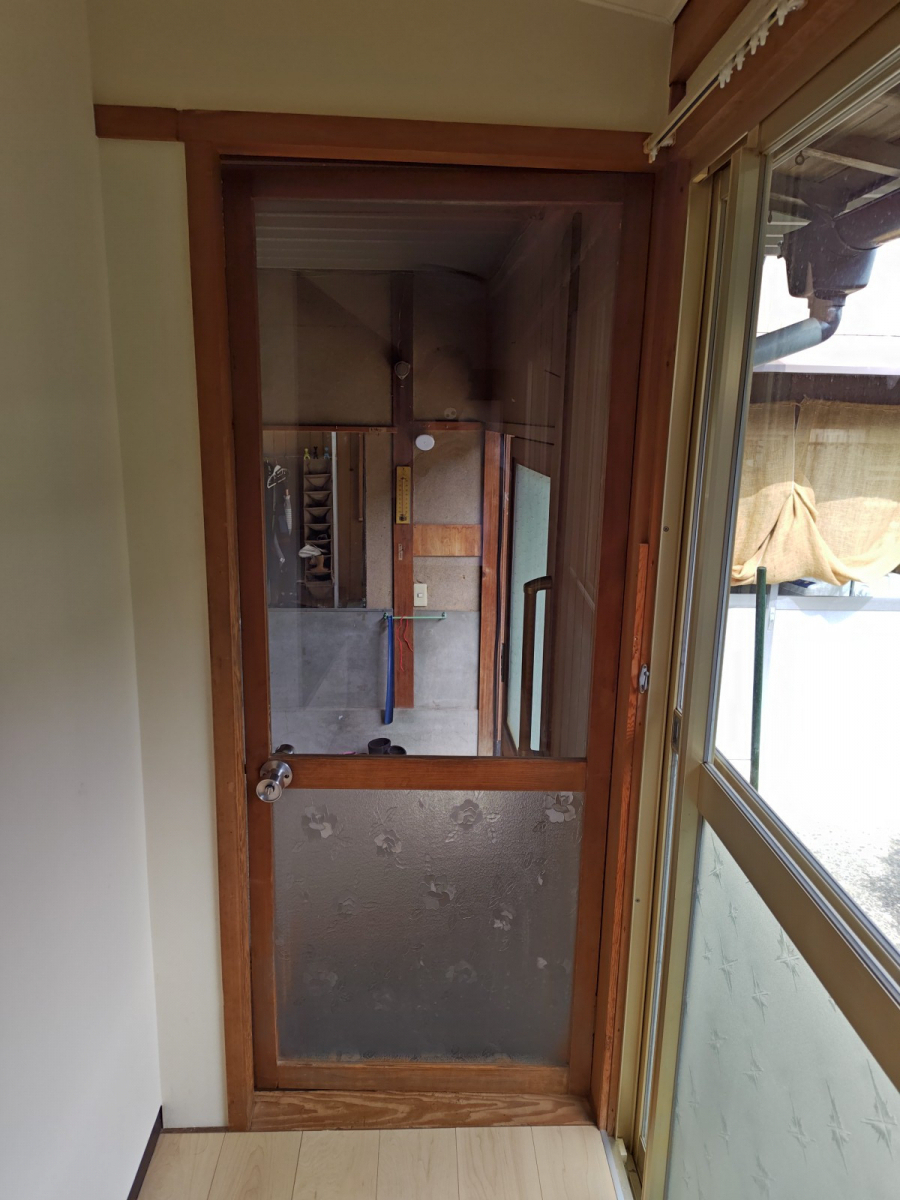 丸亀トーヨー リノベ・パートナーズの【勝手口ドア工事】リシェント勝手口ドア 1日で叶う最新リフォームの魅力の施工前の写真2