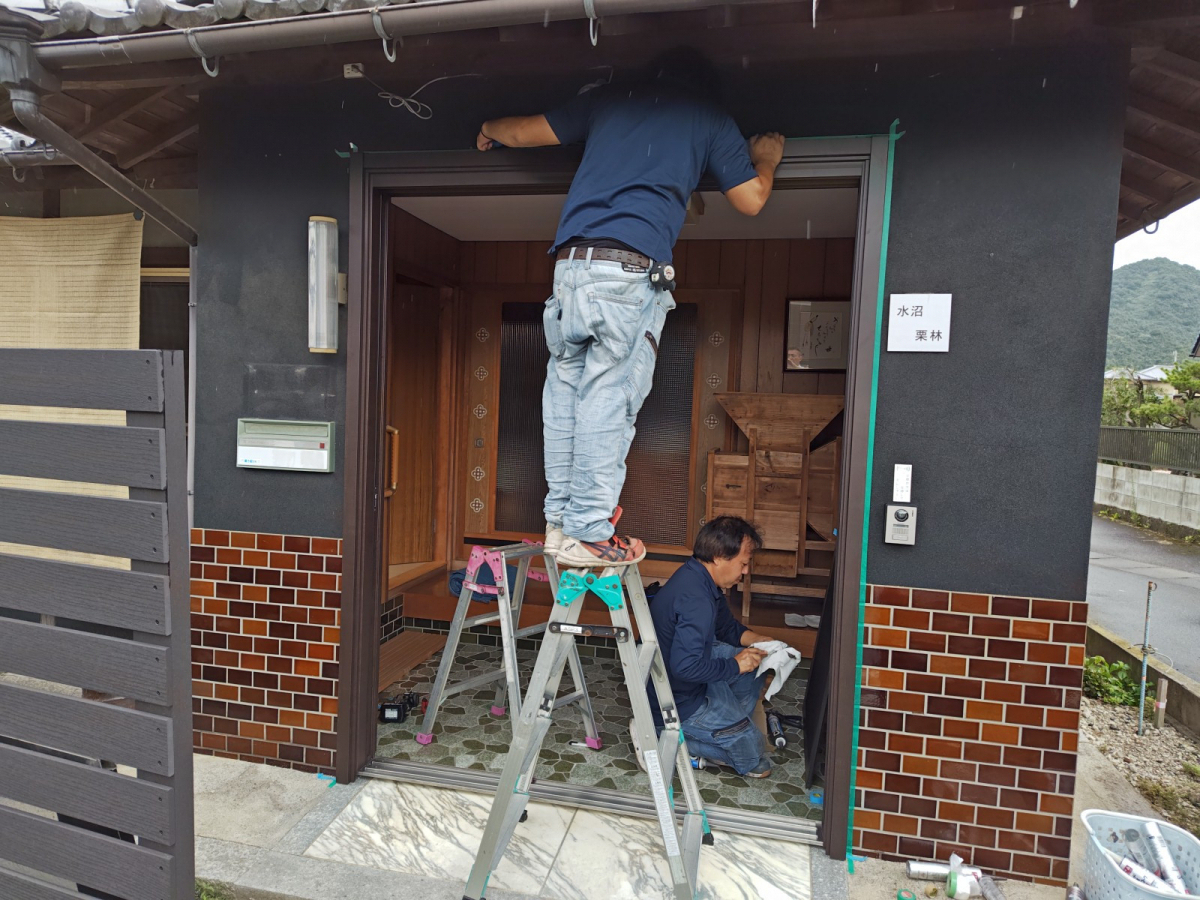丸亀トーヨー リノベ・パートナーズの【玄関引戸工事】リシェント玄関引戸 1日で叶う最新リフォームの魅力の施工後の写真1
