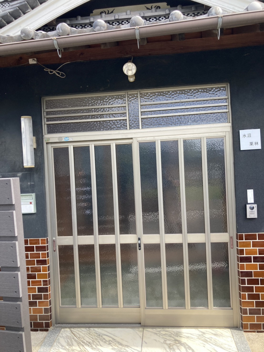 丸亀トーヨー リノベ・パートナーズの【玄関引戸工事】リシェント玄関引戸 1日で叶う最新リフォームの魅力の施工前の写真1