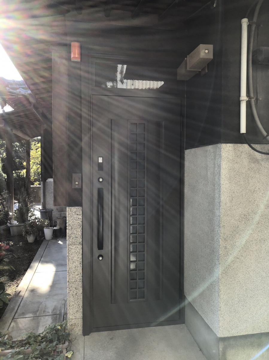 丸亀トーヨー   リノベ   パートナーズの【玄関ドア工事】1Dayリフォーム　玄関ドア取替工事😄の施工後の写真2