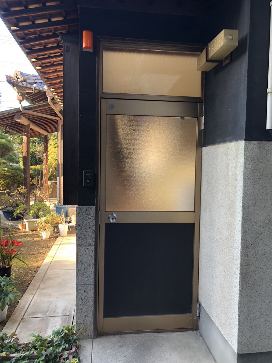 丸亀トーヨー   リノベ   パートナーズの【玄関ドア工事】1Dayリフォーム　玄関ドア取替工事😄の施工前の写真1