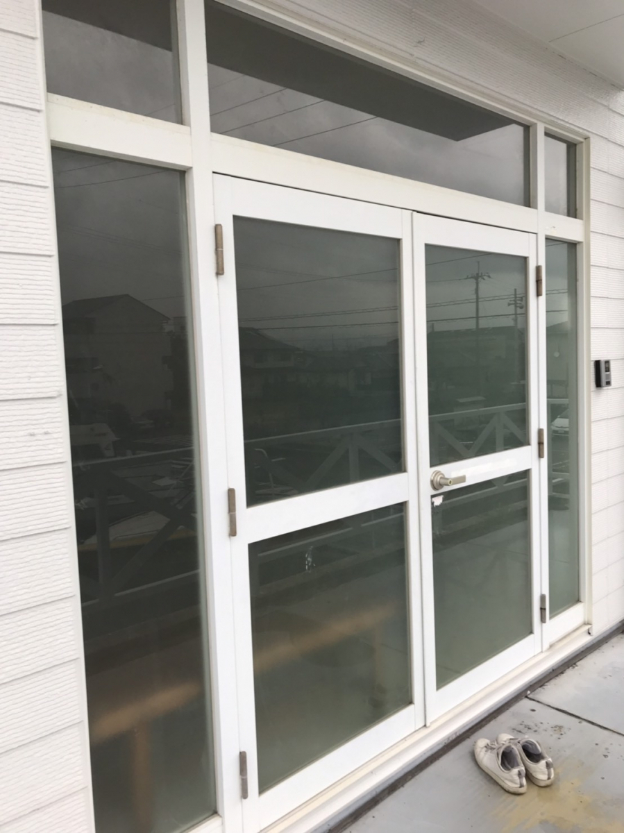 丸亀トーヨー   リノベ   パートナーズの【玄関ドア工事】１Dayリフォーム　リシェント玄関ドア😄の施工前の写真1