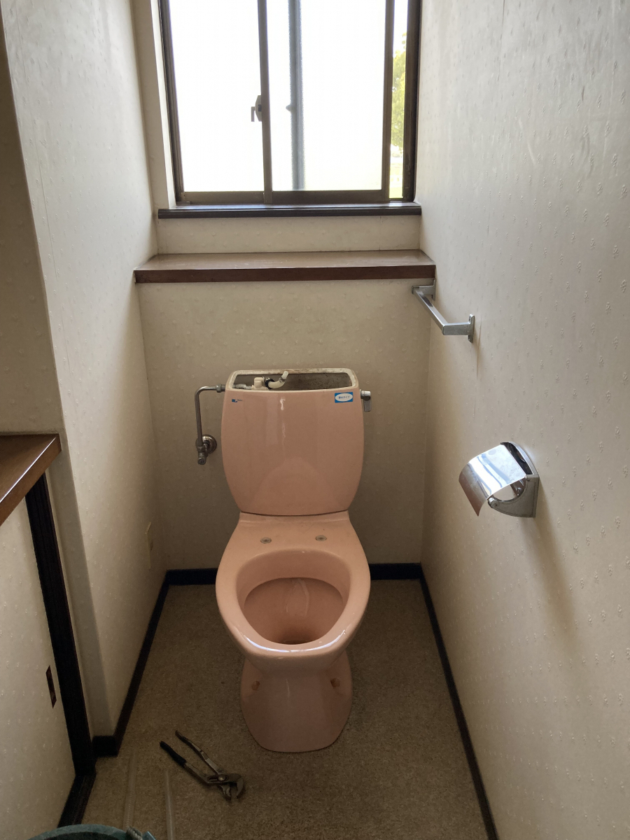 丸亀トーヨー   リノベ   パートナーズの【飯山町トイレ工事】１dayリフォーム　トイレ交換工事😄の施工前の写真1