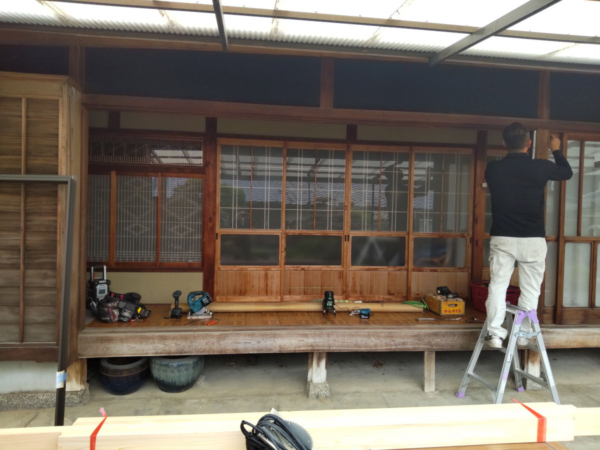 丸亀トーヨー   リノベ   パートナーズの【仲多度郡 まんのう町 外窓交換工事】隙間風対策、木製窓からハイブリッド窓に取替😄の施工後の写真1