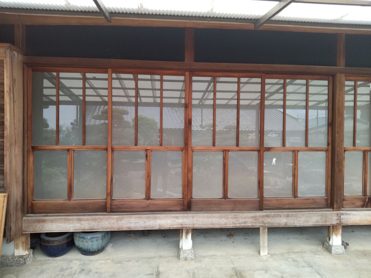 丸亀トーヨー   リノベ   パートナーズの【仲多度郡 まんのう町 外窓交換工事】隙間風対策、木製窓からハイブリッド窓に取替😄の施工前の写真1