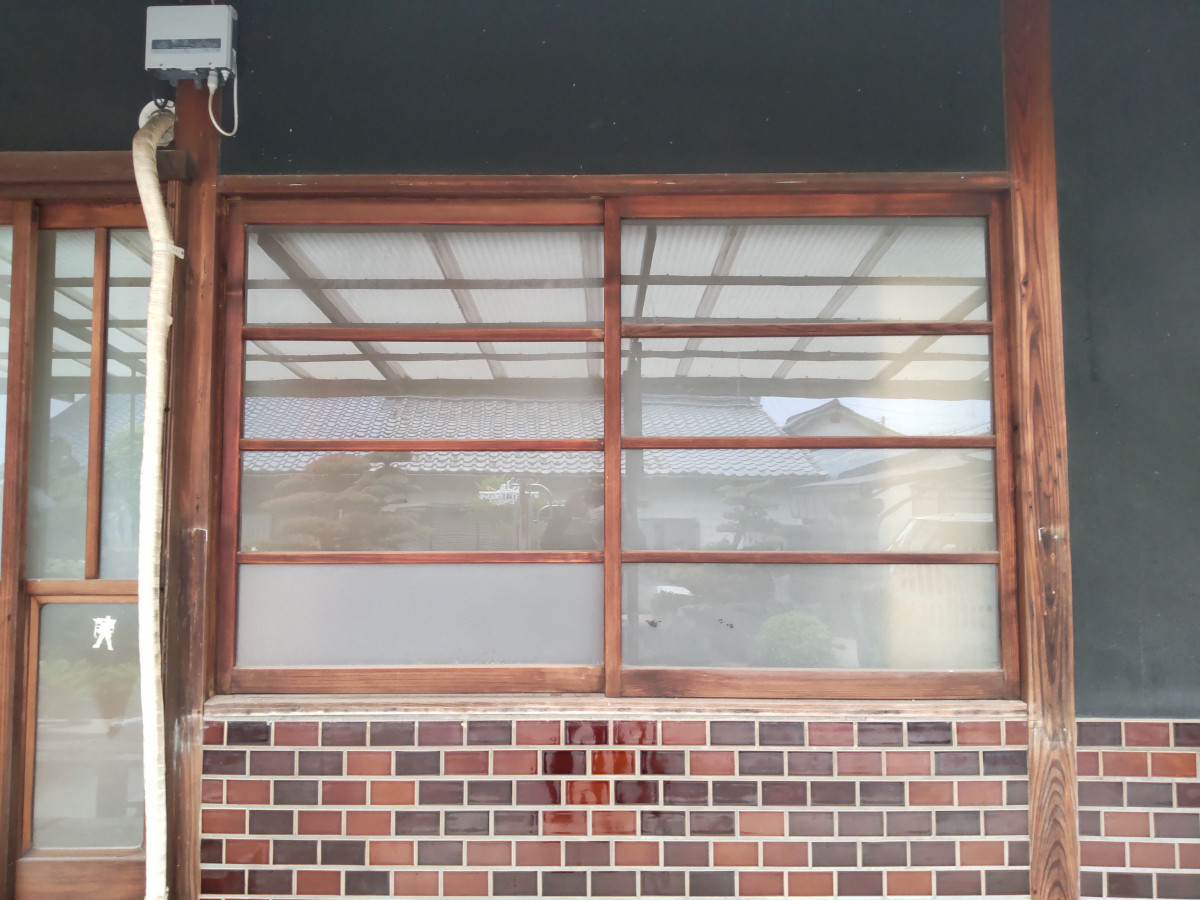 丸亀トーヨー   リノベ   パートナーズの【仲多度郡 まんのう町 外窓交換工事】隙間風対策、木製窓からハイブリッド窓に取替😄の施工前の写真2