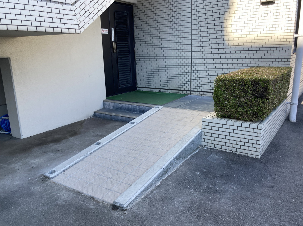 丸亀トーヨー   リノベ   パートナーズの【丸亀市 土器町 スロープ工事】入居者様の為に、スロープ+ステンレス手すり😄の施工後の写真2