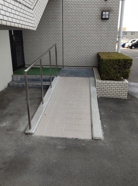 丸亀トーヨー   リノベ   パートナーズの【丸亀市 土器町 スロープ工事】入居者様の為に、スロープ+ステンレス手すり😄の施工後の写真3
