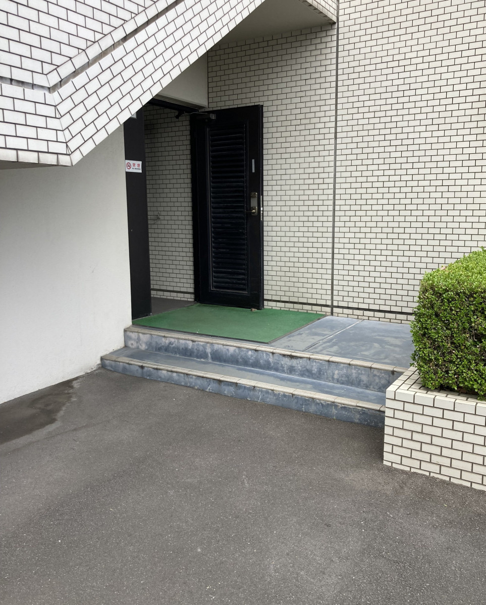 丸亀トーヨー   リノベ   パートナーズの【丸亀市 土器町 スロープ工事】入居者様の為に、スロープ+ステンレス手すり😄の施工前の写真1