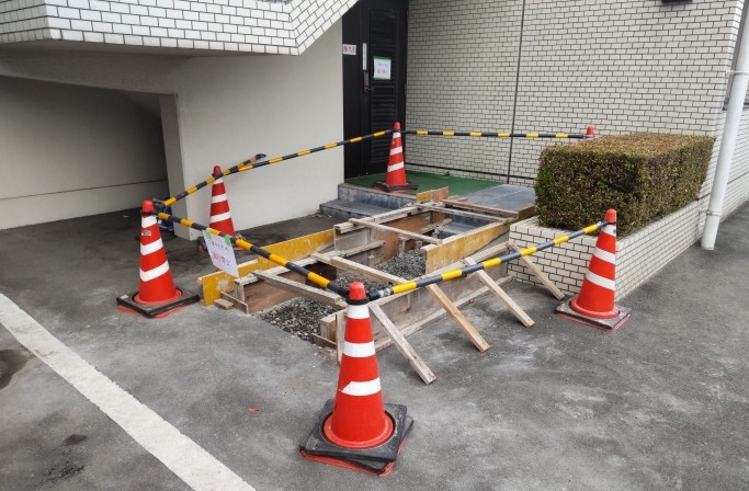 丸亀トーヨー   リノベ   パートナーズの【丸亀市 土器町 スロープ工事】入居者様の為に、スロープ+ステンレス手すり😄の施工前の写真2