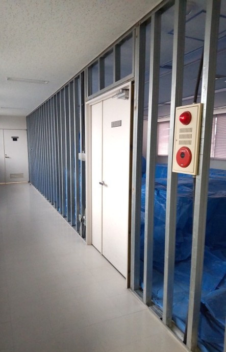 丸亀トーヨー   リノベ   パートナーズの【丸亀市 通町】 壁改修工事　老朽化により壁修繕とクロスの貼替工事😄の施工前の写真2