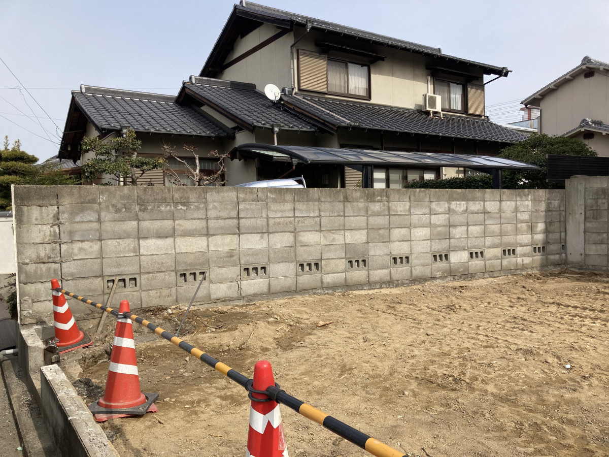 丸亀トーヨー   リノベ   パートナーズの【高松市　鶴市町】　ブロック塀工事　境界ブロックが老朽化で倒壊の恐れがある為、新設のブロック塀😄の施工前の写真1