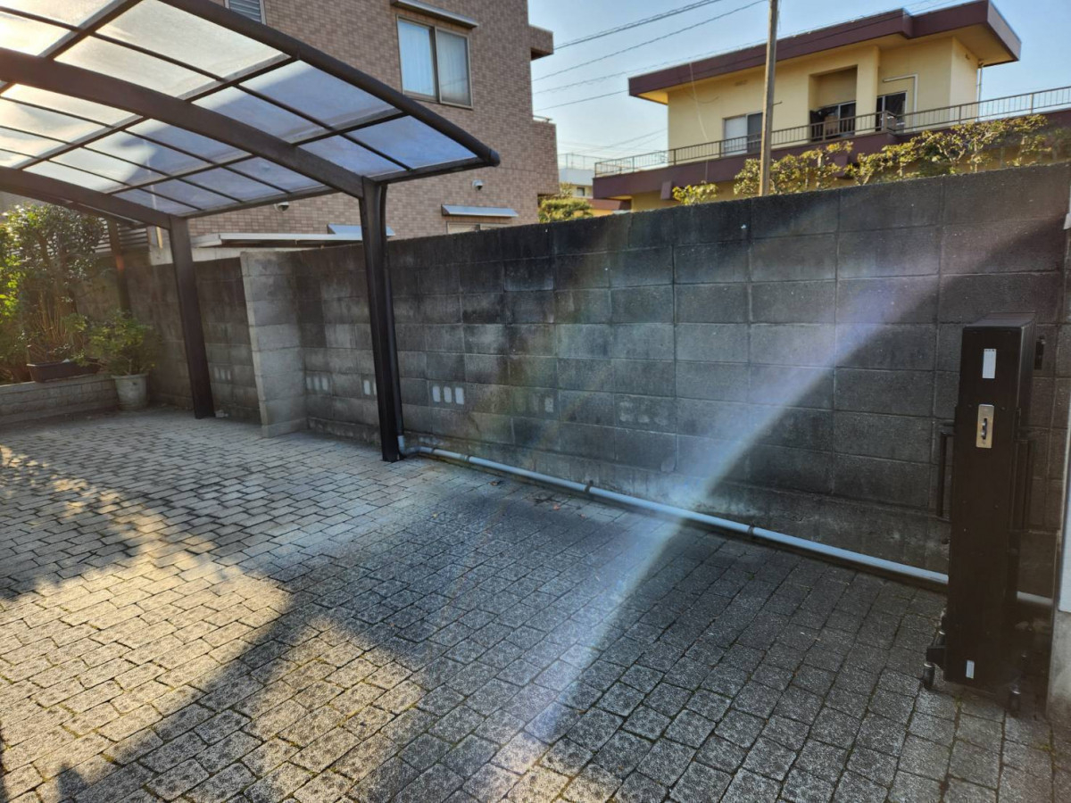 丸亀トーヨー   リノベ   パートナーズの【高松市　鶴市町】　ブロック塀工事　境界ブロックが老朽化で倒壊の恐れがある為、新設のブロック塀😄の施工前の写真2