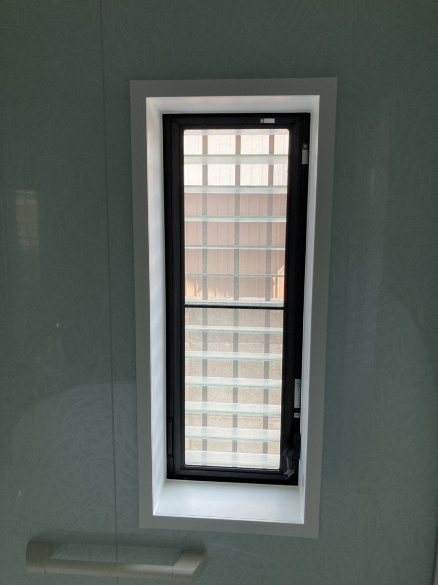丸亀トーヨー   リノベ   パートナーズの【綾歌郡　綾川町】　外窓交換工事　浴室窓をLIXIL外窓交換窓リプラス😄の施工前の写真2