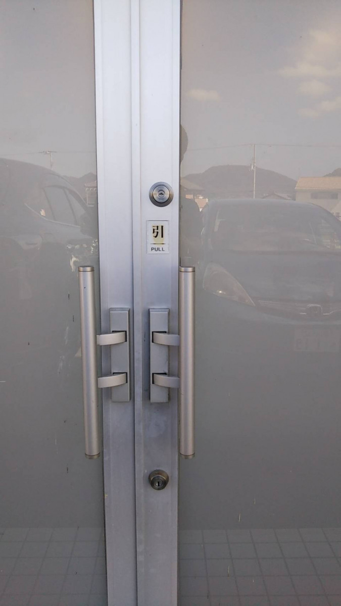 丸亀トーヨー   リノベ   パートナーズの【三豊市　高瀬町】　ガラスフィルム工事　ドア錠取付工事　防犯と西日対策で安心・安全・快適に😄の施工後の写真3