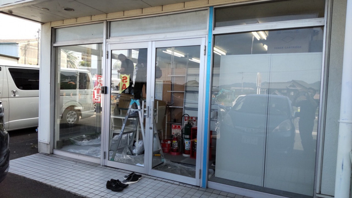 丸亀トーヨー   リノベ   パートナーズの【三豊市　高瀬町】　ガラスフィルム工事　ドア錠取付工事　防犯と西日対策で安心・安全・快適に😄の施工前の写真1