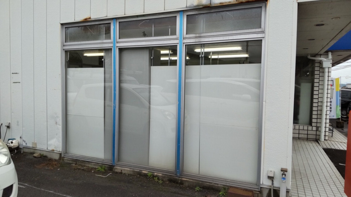 丸亀トーヨー   リノベ   パートナーズの【三豊市　高瀬町】　ガラスフィルム工事　ドア錠取付工事　防犯と西日対策で安心・安全・快適に😄の施工前の写真2
